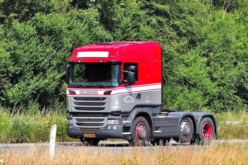 Scania R 450, Sattelzugmaschine, schräg von vorn